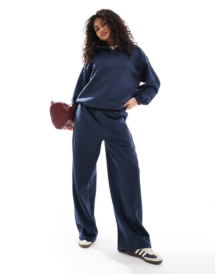 ASOS DESIGN - Oversize-Jogginghose in Marineblau mit abgerundetem Beinschnitt, Kombiteil-Braun von ASOS DESIGN