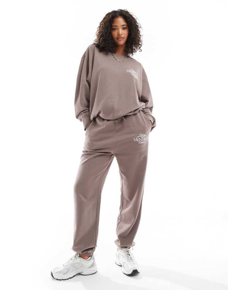 ASOS DESIGN - Oversize-Jogginghose in Pilzbraun mit Bündchen und aufgestickter „Montana"-Grafik, Kombiteil-Neutral von ASOS DESIGN