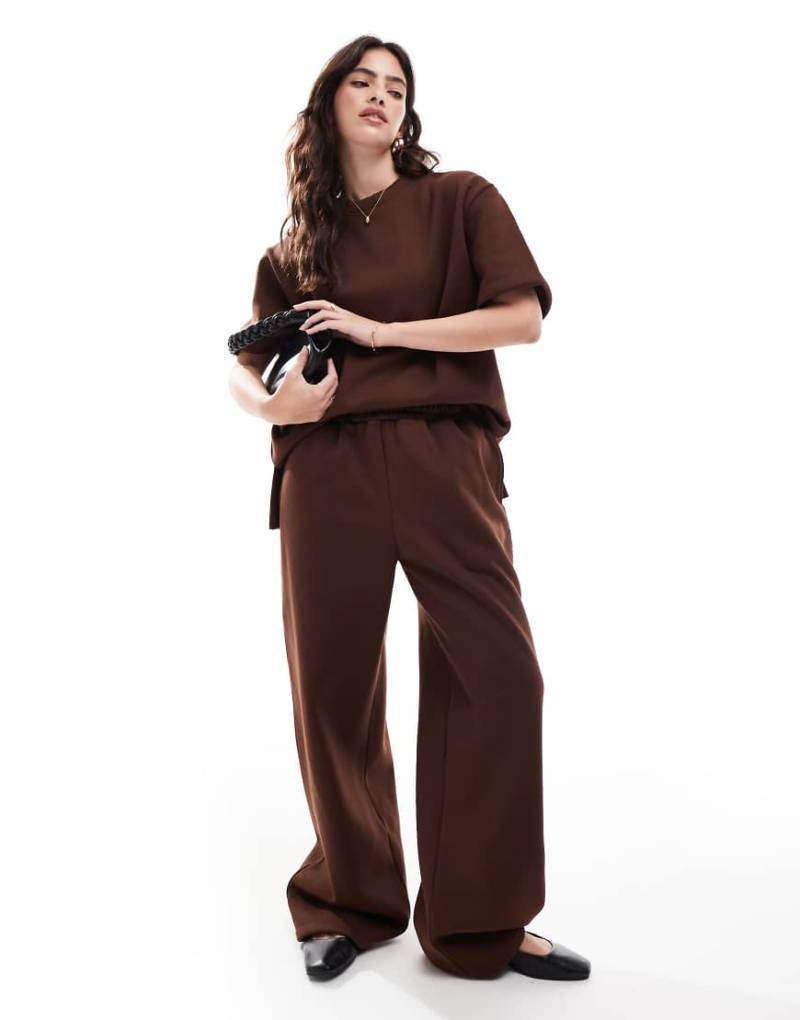 ASOS DESIGN - Oversize-Jogginghose in Schokobraun mit abgerundetem Beinschnitt, Kombiteil von ASOS DESIGN
