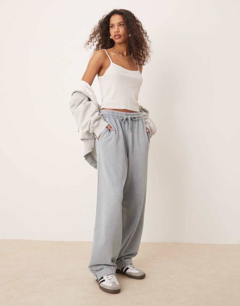 ASOS DESIGN - Oversize-Jogginghose in verwaschenem Blau mit umgeschlagenem Saum von ASOS DESIGN