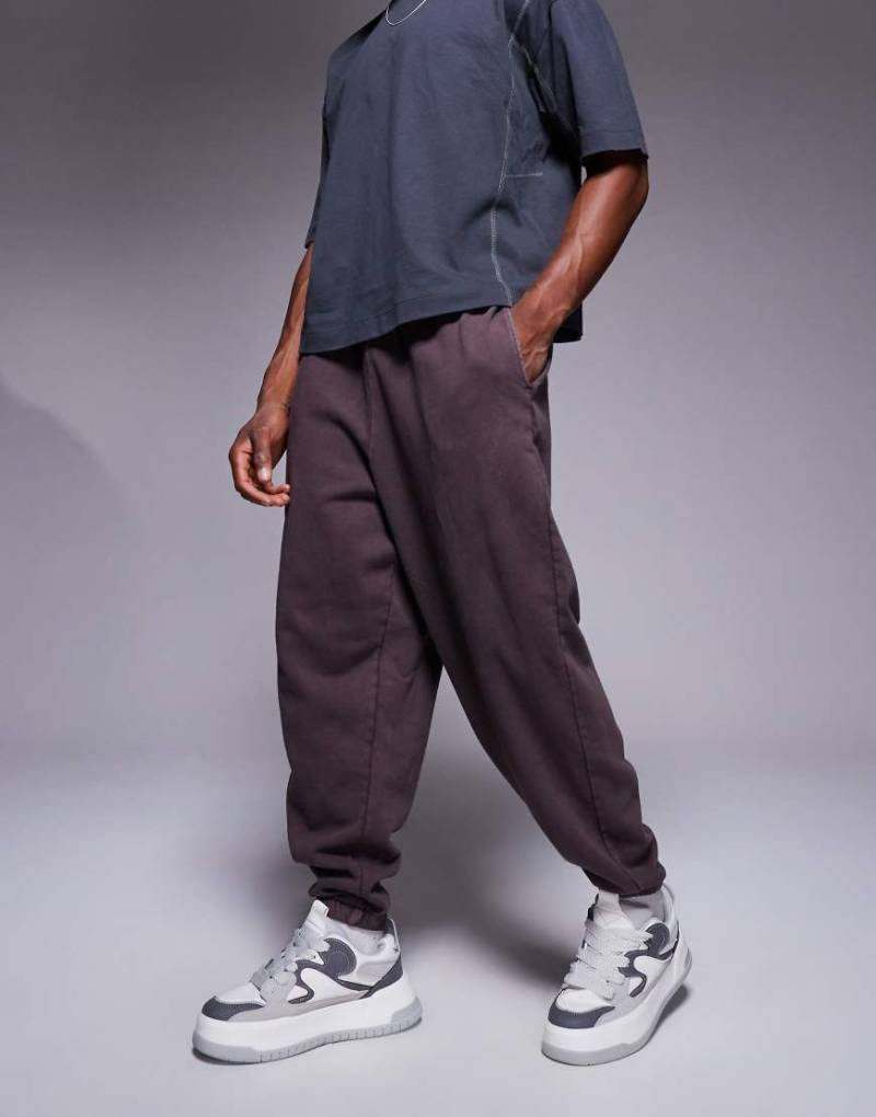 ASOS DESIGN - Oversize-Jogginghose in verwaschenem Dunkelbraun von ASOS DESIGN