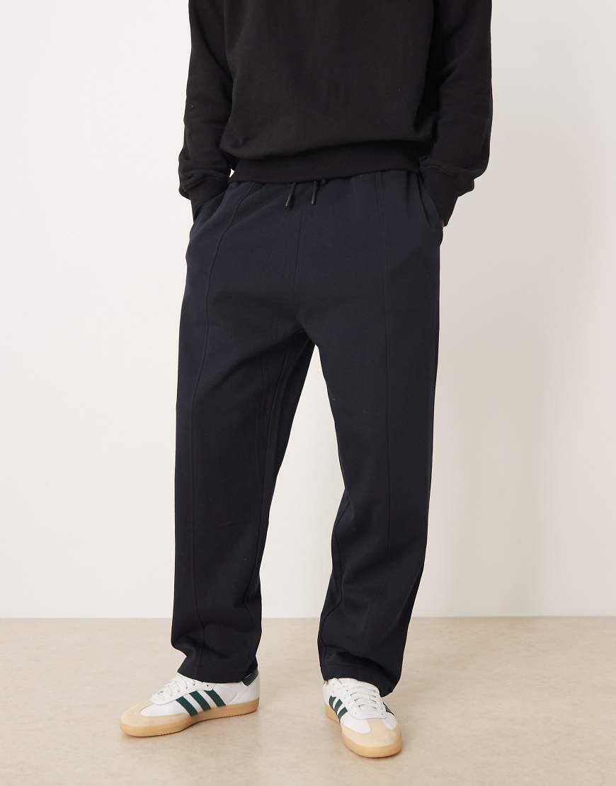 ASOS DESIGN - Oversize-Jogginghose mit Bundfaltendetail in Marineblau ASOS DESIGN - Oversize-Jogginghose mit Bundfaltendetail in Marineblau von ASOS DESIGN