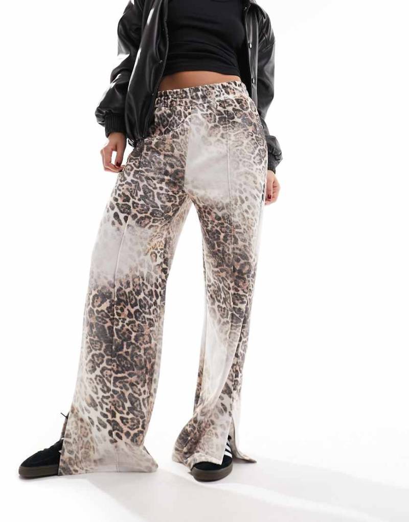 ASOS DESIGN - Oversize-Jogginghose mit Leopardenmuster-Bunt von ASOS DESIGN