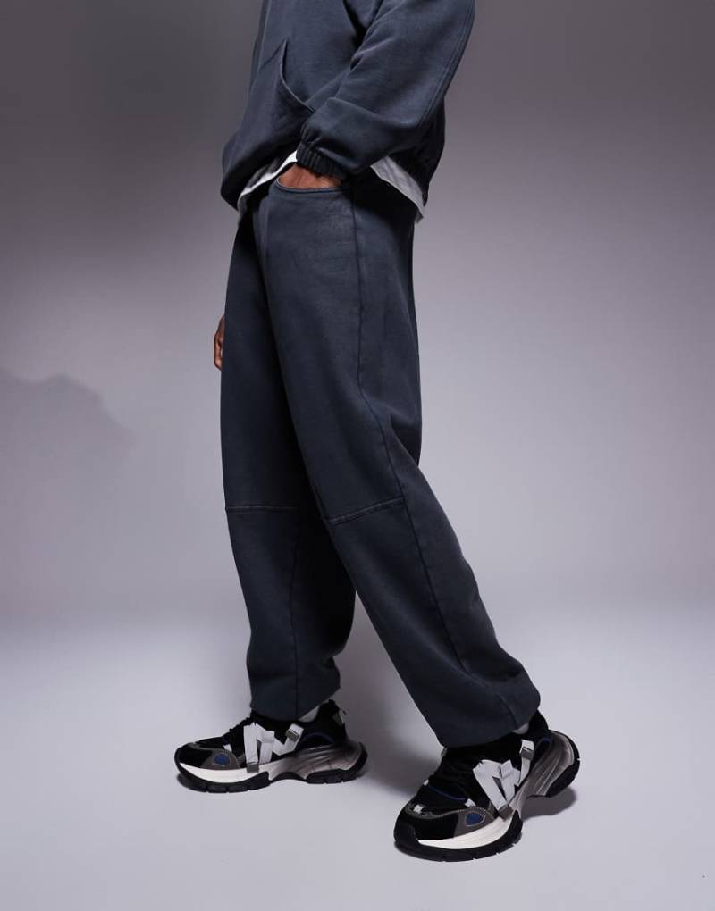 ASOS DESIGN - Oversize-Joggingshose in verwaschenem Schwarz mit Kontrastnaht-Grau von ASOS DESIGN