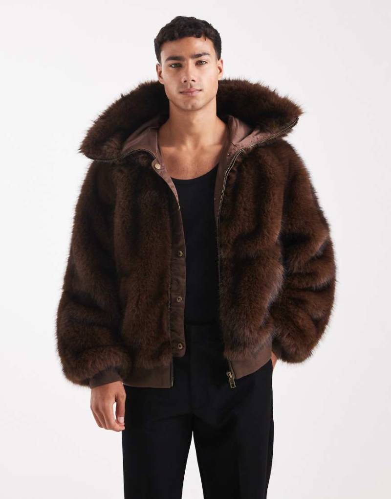 ASOS DESIGN - Oversize-Kapuzenjacke aus Kunstpelz in Braun von ASOS DESIGN