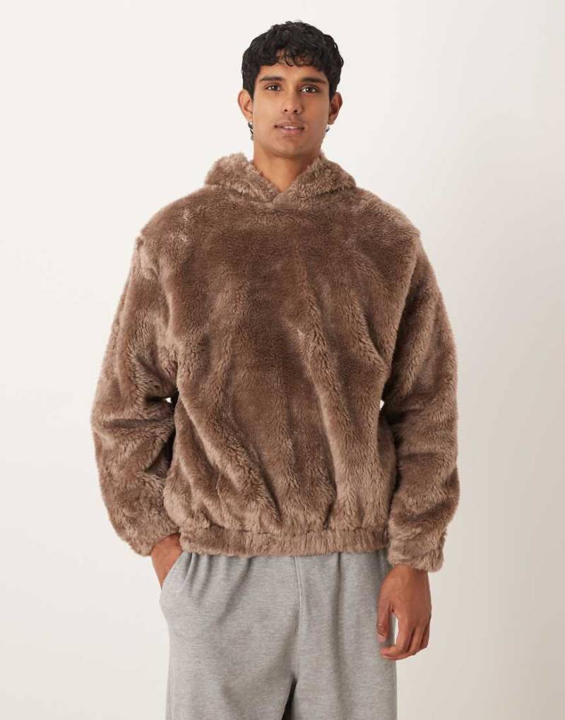 ASOS DESIGN - Oversize-Kapuzenpullover aus Kunstpelz in Braun-Brown von ASOS DESIGN