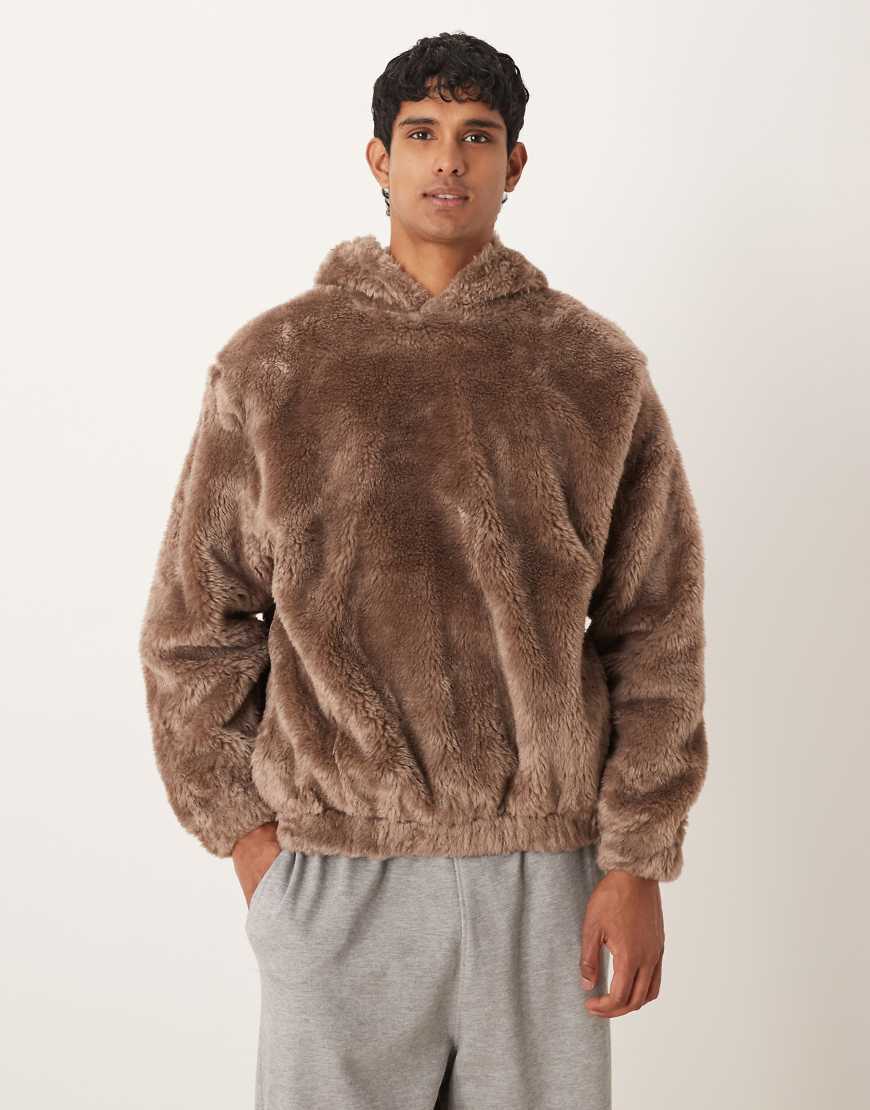 ASOS DESIGN - Oversize-Kapuzenpullover aus Kunstpelz in Braun-Brown ASOS DESIGN - Oversize-Kapuzenpullover aus Kunstpelz in Braun-Brown von ASOS DESIGN