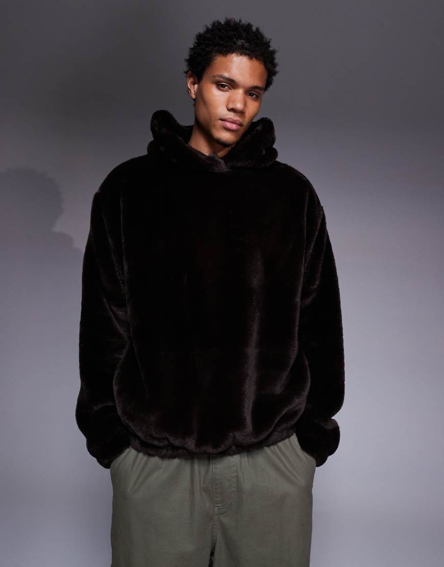 ASOS DESIGN - Oversize-Kapuzenpullover aus Kunstpelz mit seitlichen Eingriffstaschen in Braun-Brown von ASOS DESIGN