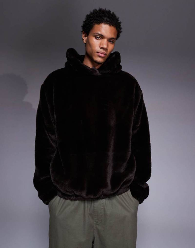 ASOS DESIGN - Oversize-Kapuzenpullover aus Kunstpelz mit seitlichen Eingriffstaschen in Braun-Brown von ASOS DESIGN