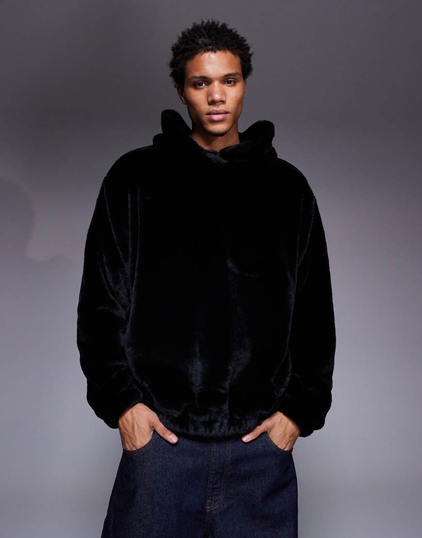 ASOS DESIGN - Oversize-Kapuzenpullover aus Kunstpelz mit seitlichen Eingriffstaschen in Schwarz ASOS DESIGN - Oversize-Kapuzenpullover aus Kunstpelz mit seitlichen Eingriffstaschen in Schwarz von ASOS DESIGN
