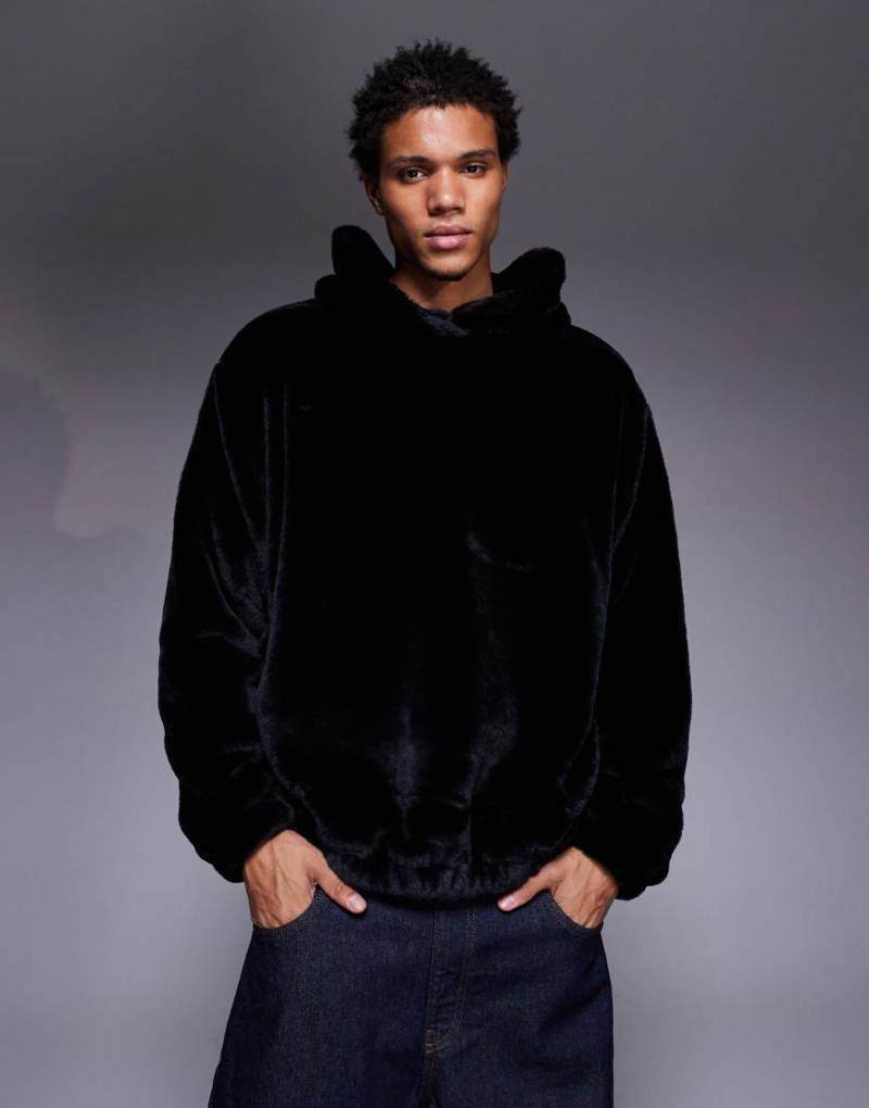 ASOS DESIGN - Oversize-Kapuzenpullover aus Kunstpelz mit seitlichen Eingriffstaschen in Schwarz von ASOS DESIGN