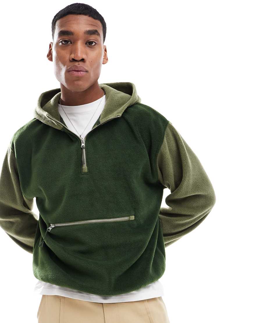 ASOS DESIGN - Oversize-Kapuzenpullover aus Polarfleece in Dunkelgrün mit Blockfarben-Design ASOS DESIGN - Oversize-Kapuzenpullover aus Polarfleece in Dunkelgrün mit Blockfarben-Design von ASOS DESIGN