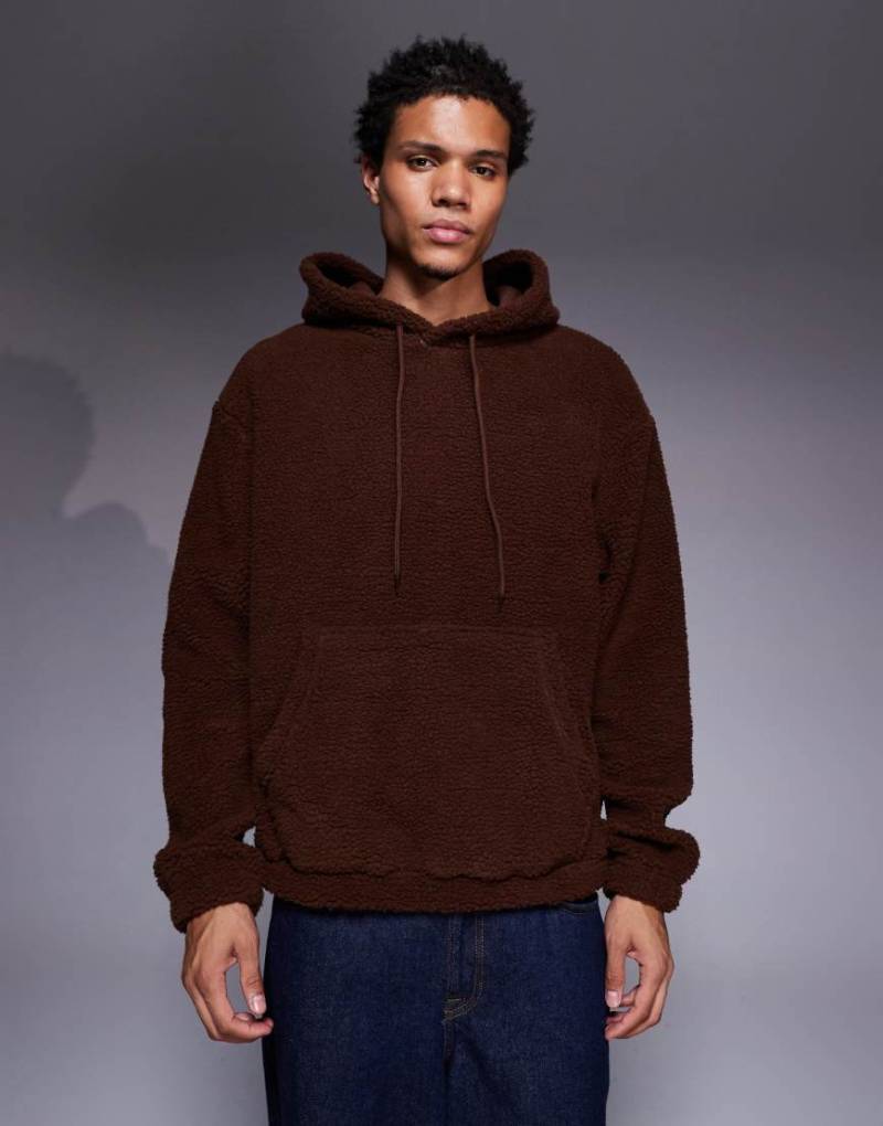 ASOS DESIGN - Locker geschnittener Kapuzenpullover aus Teddyfell in Braun-Brown von ASOS DESIGN