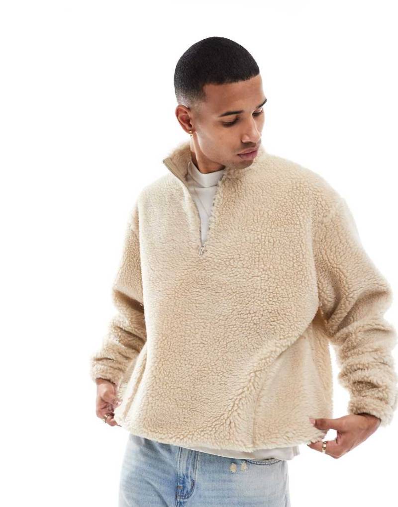 ASOS DESIGN - Oversize-Kapuzenpullover aus Teddyfell in Ecru mit kurzem Reißverschluss-Weiß von ASOS DESIGN
