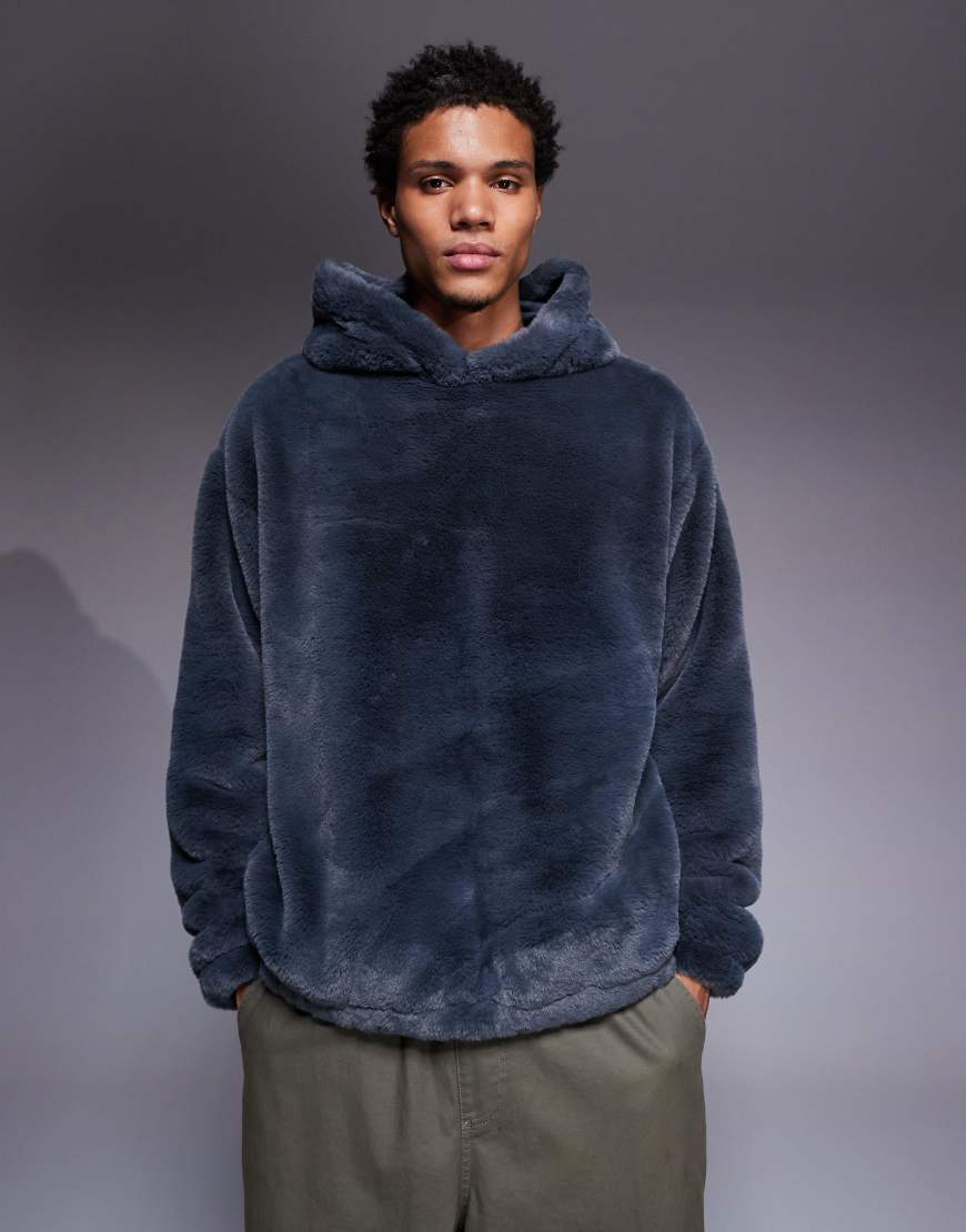 ASOS DESIGN - Oversize-Kapuzenpullover aus grauem Kunstpelz mit seitlichen Eingriffstaschen von ASOS DESIGN