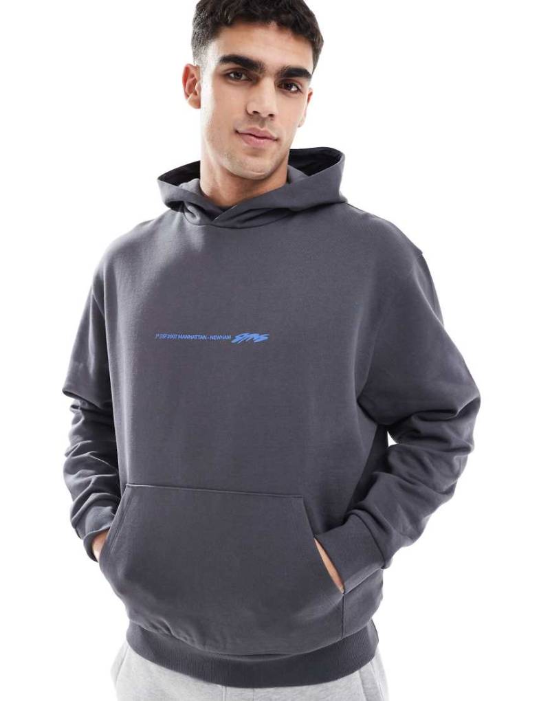 ASOS DESIGN - Oversize-Kapuzenpullover in Anthrazit mit Textprint vorne und am Rücken-Grau von ASOS DESIGN