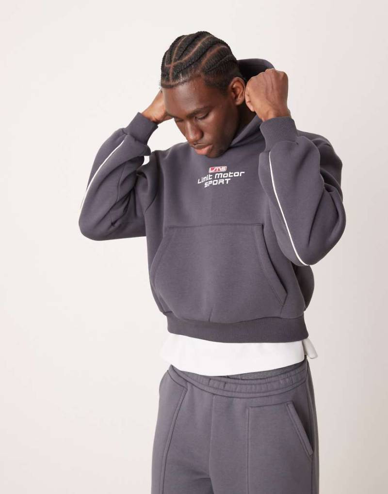 ASOS DESIGN - Oversize-Kapuzenpullover in Anthrazit mit überschnittener Schulter, Paspelierung und Aufdruck-Grau von ASOS DESIGN