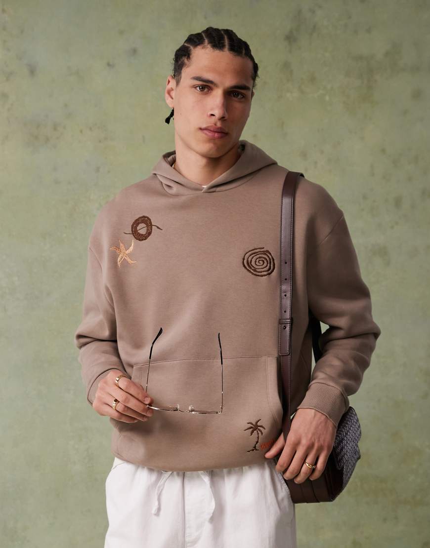 ASOS DESIGN - Oversize-Kapuzenpullover in Aschbraun mit zufällig angeordneten Stickmotiven-Neutral ASOS DESIGN - Oversize-Kapuzenpullover in Aschbraun mit zufällig angeordneten Stickmotiven-Neutral von ASOS DESIGN