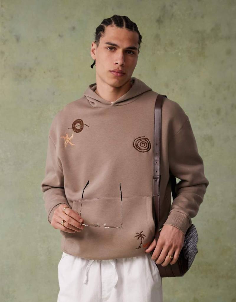 ASOS DESIGN - Oversize-Kapuzenpullover in Aschbraun mit zufällig angeordneten Stickmotiven-Neutral von ASOS DESIGN