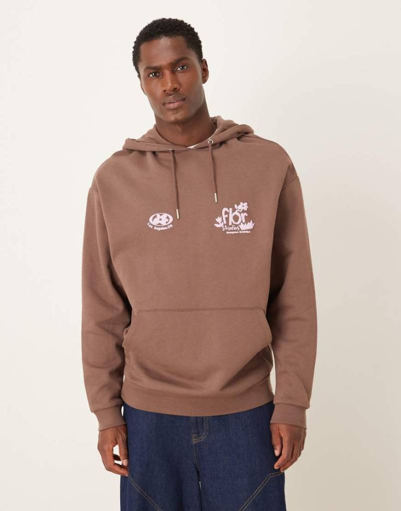 ASOS DESIGN - Relaxed-Fit-Kapuzenpullover in Braun mit Blumenprint-Brown von ASOS DESIGN