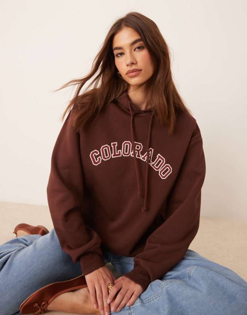 ASOS DESIGN - Oversize-Kapuzenpullover in Braun mit „Colorado"-Applikation von ASOS DESIGN