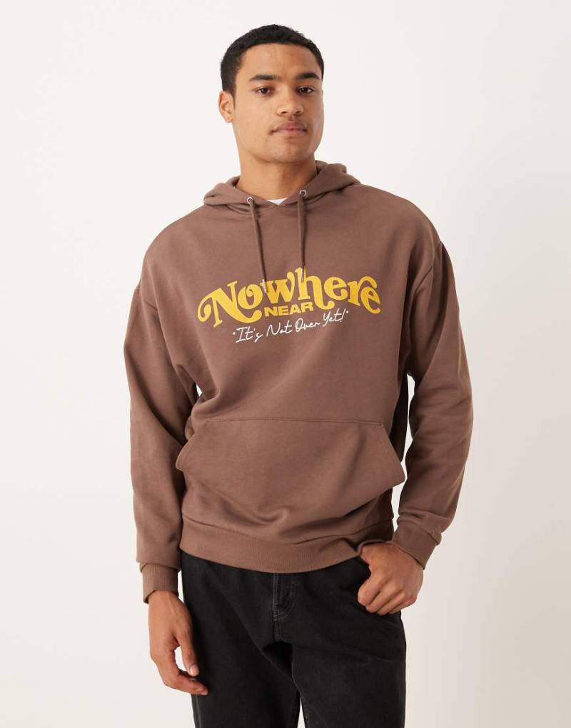 ASOS DESIGN - Relaxed Fit Kapuzenpullover in Braun mit Print-Brown von ASOS DESIGN