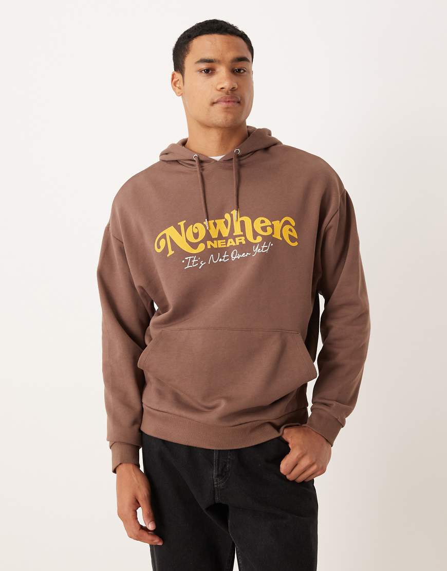 ASOS DESIGN - Relaxed Fit Kapuzenpullover in Braun mit Print-Brown ASOS DESIGN - Relaxed Fit Kapuzenpullover in Braun mit Print-Brown von ASOS DESIGN