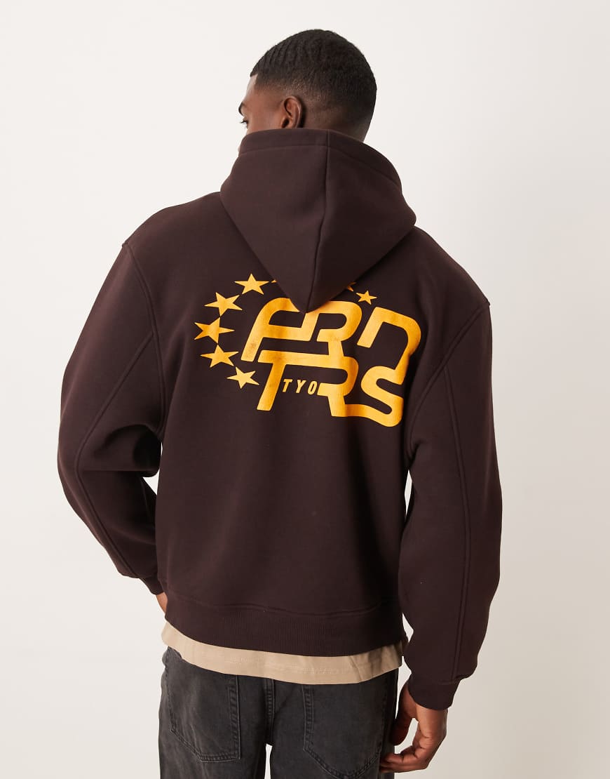 ASOS DESIGN - Oversize-Kapuzenpullover in Braun mit Print-Brown von ASOS DESIGN