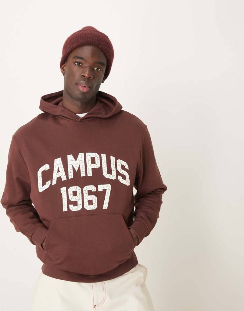 ASOS DESIGN - Oversize-Kapuzenpullover in Braun mit rissigem College-Print von ASOS DESIGN