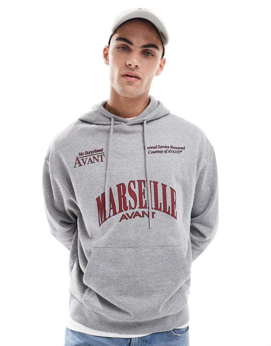 ASOS DESIGN - Oversize-Kapuzenpullover in Grau meliert mit Brustprint ASOS DESIGN - Oversize-Kapuzenpullover in Grau meliert mit Brustprint von ASOS DESIGN