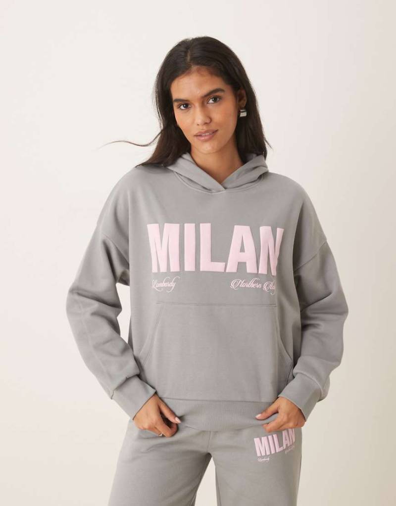 ASOS DESIGN - Oversize-Kapuzenpullover in Grau mit „Milan"-Grafik von ASOS DESIGN