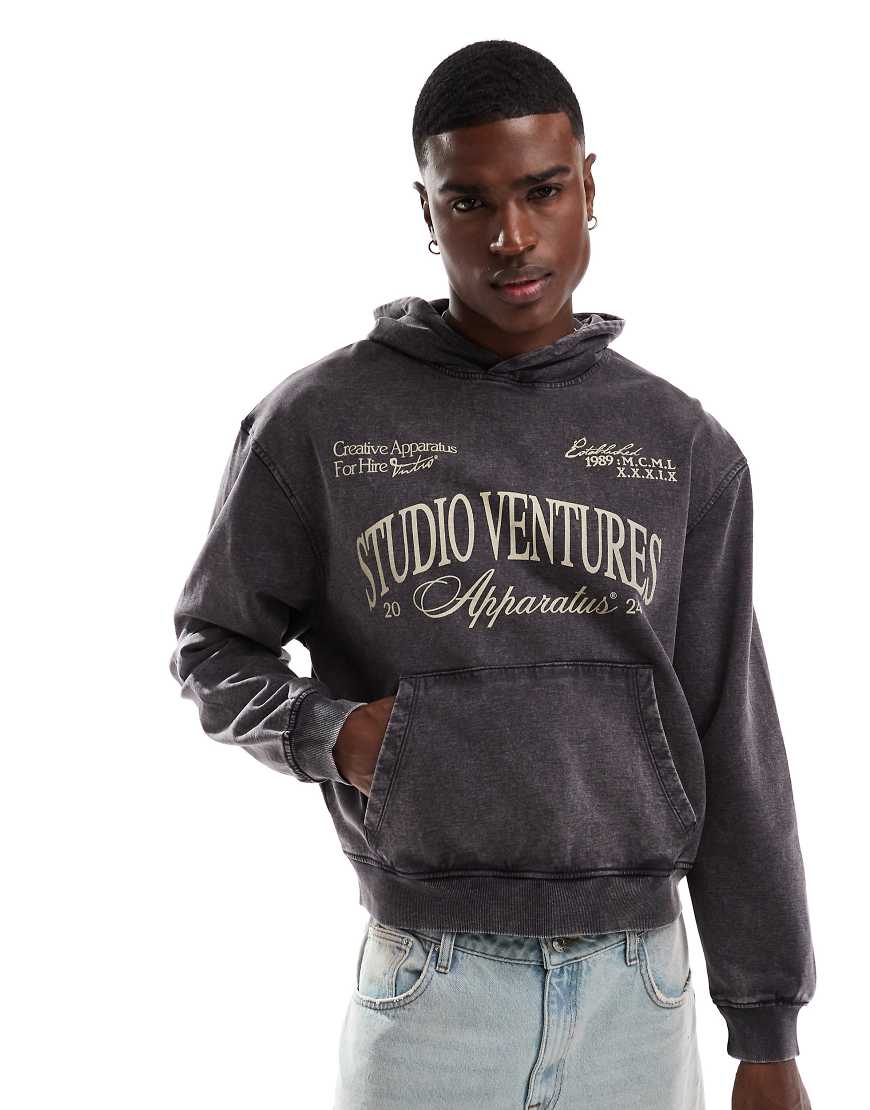 ASOS DESIGN - Oversize-Kapuzenpullover in Grau mit Acid-Waschung und Print auf der Vorderseite ASOS DESIGN - Oversize-Kapuzenpullover in Grau mit Acid-Waschung und Print auf der Vorderseite von ASOS DESIGN