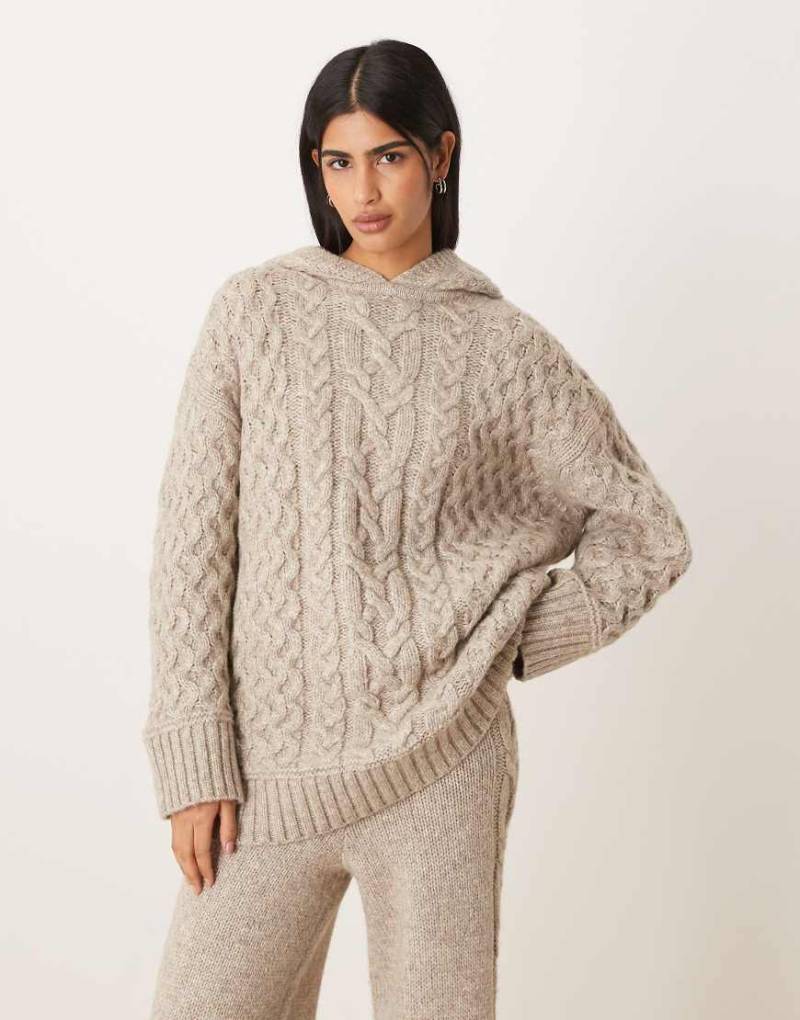 ASOS DESIGN - Oversize-Kapuzenpullover in Hellbeige mit Zopfmuster, Kombiteil-Neutral von ASOS DESIGN