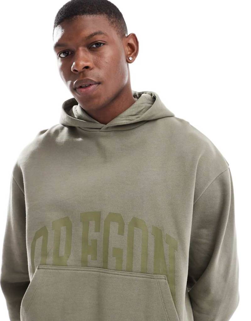 ASOS DESIGN - Oversize-Kapuzenpullover in Khaki mit kastigem Schnitt und Frontprint-Grün von ASOS DESIGN