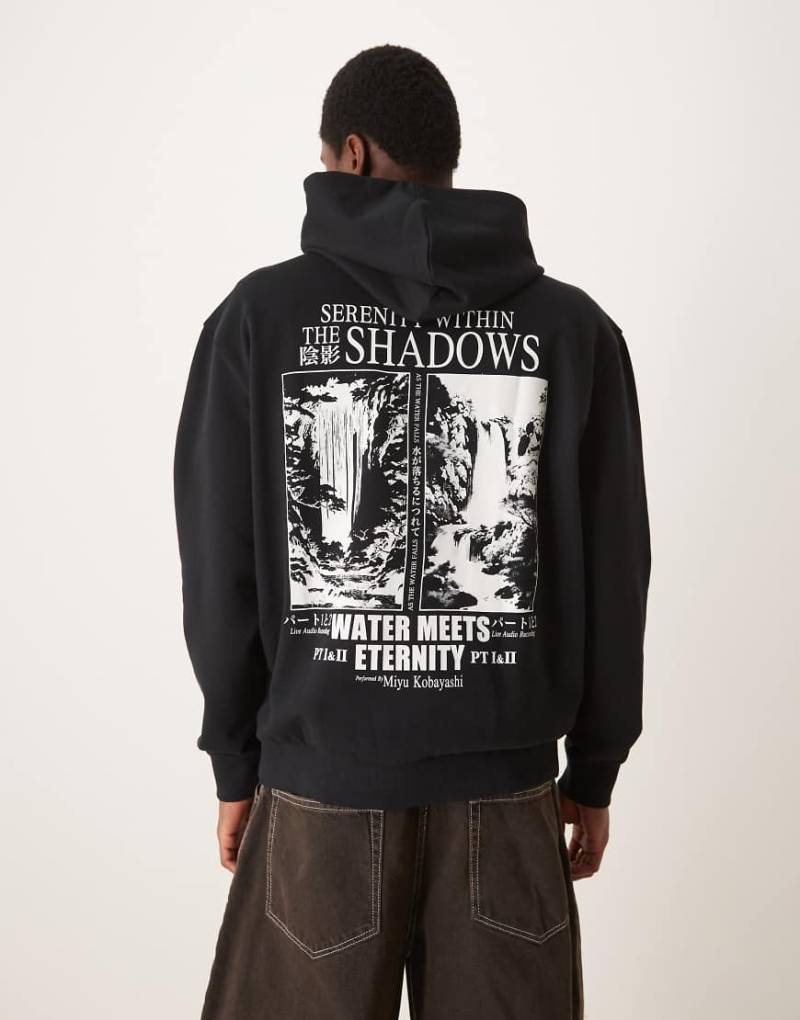 ASOS DESIGN - Oversize-Kapuzenpullover in Schwarz mit schwarz-weißem Print von ASOS DESIGN