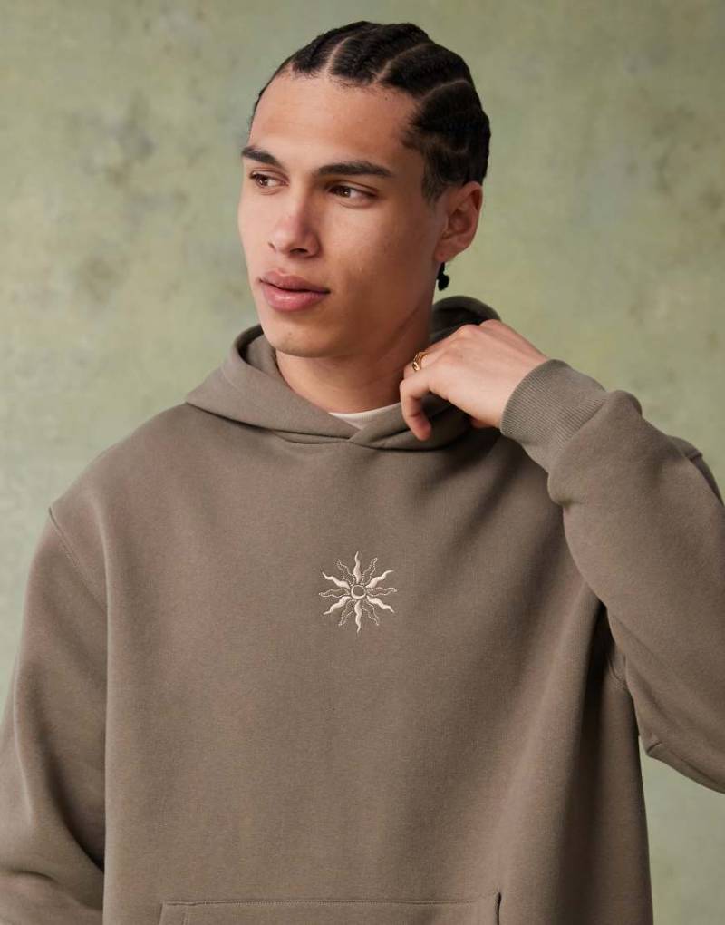 ASOS DESIGN - Oversize-Kapuzenpullover in Vetiver-Grün mit festem Saum, kleiner Stickerei auf Brusthöhe und Kontrastnaht von ASOS DESIGN