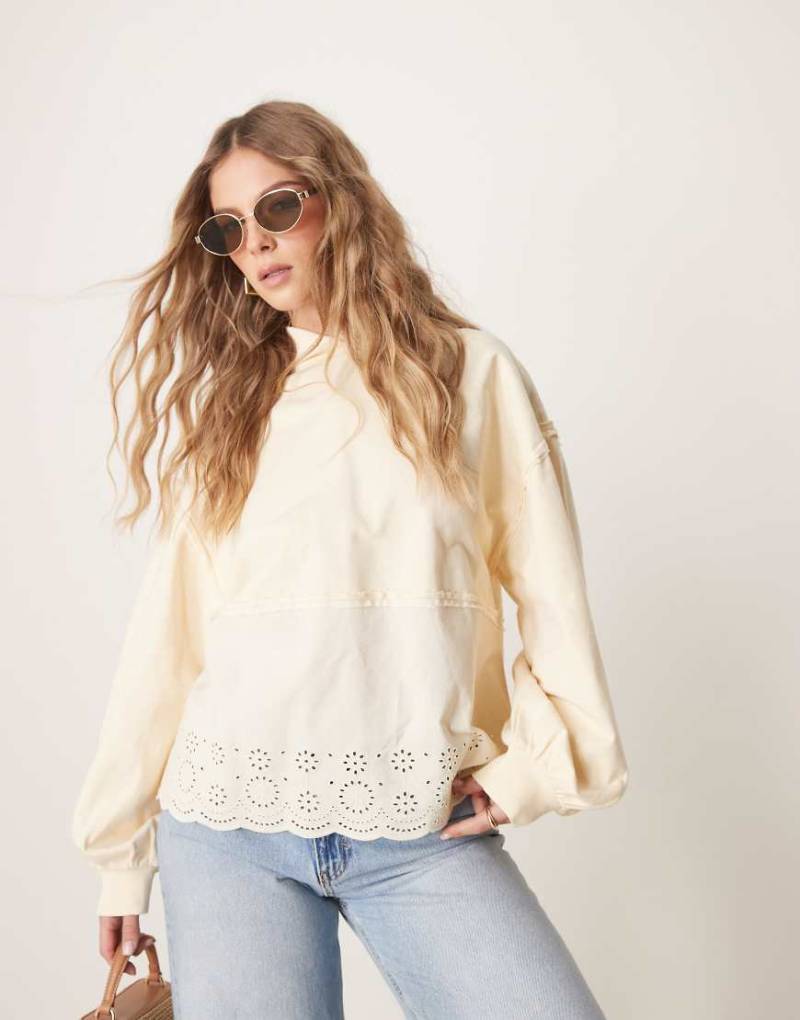 ASOS DESIGN - Oversize-Kapuzenpullover in gewaschenem Creme mit Stickerei-Bunt von ASOS DESIGN