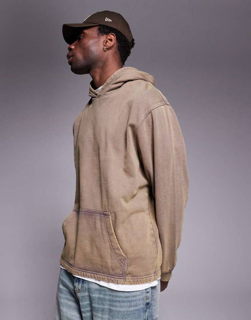 ASOS DESIGN - Oversize-Kapuzenpullover in verwaschenem Braun mit Patchwork-Detail von ASOS DESIGN