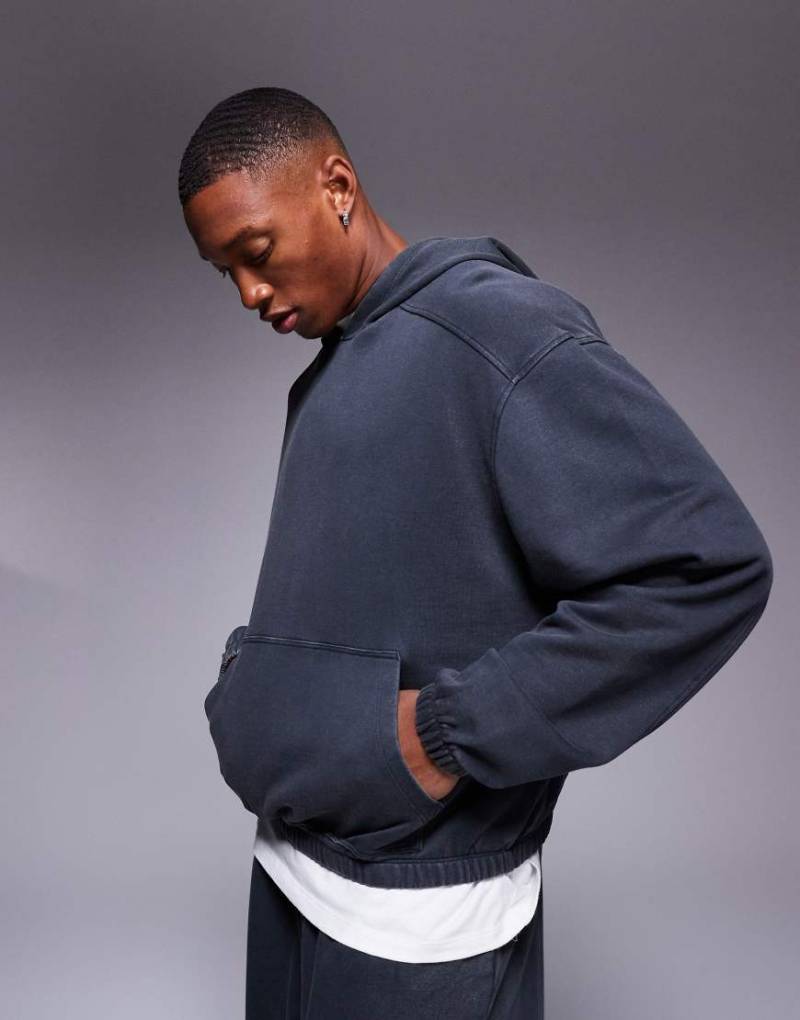 ASOS DESIGN - Oversize-Kapuzenpullover in verwaschenem Schwarz mit Kontrastnaht-Grau von ASOS DESIGN