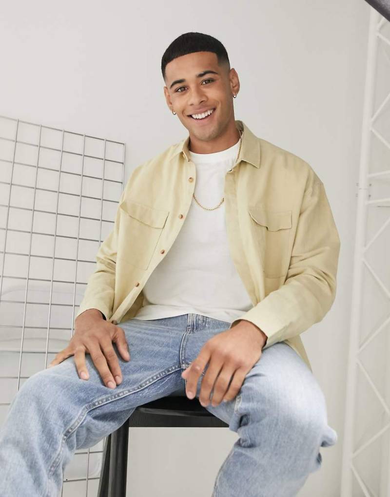 ASOS DESIGN - Oversize-Leinenhemd mit Taschen im Stil der 90er in Stone-Neutral von ASOS DESIGN