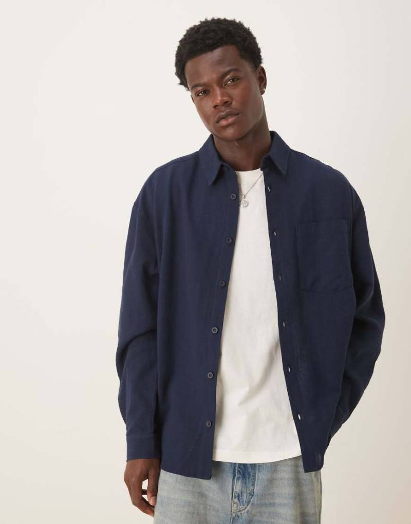 ASOS DESIGN - Oversize-Longsleeve in Marineblau mit Brusttasche im 90er-Stil von ASOS DESIGN