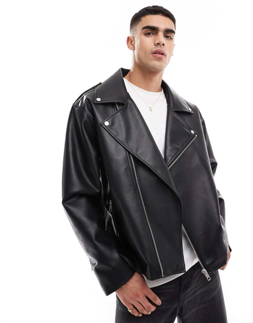 ASOS DESIGN - Oversize-Motorradjacke aus Kunstleder in Schwarz ASOS DESIGN - Oversize-Motorradjacke aus Kunstleder in Schwarz von ASOS DESIGN