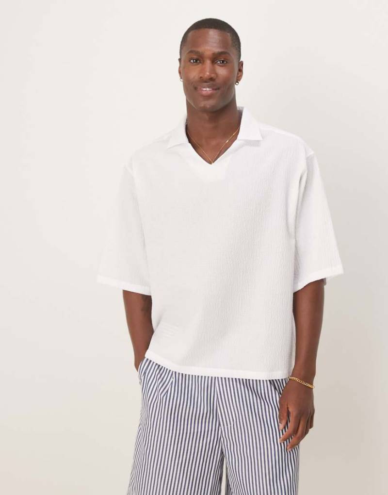 ASOS DESIGN - Oversize-Overhead-Hemd aus Seersucker in Weiß mit halblangen Ärmeln von ASOS DESIGN