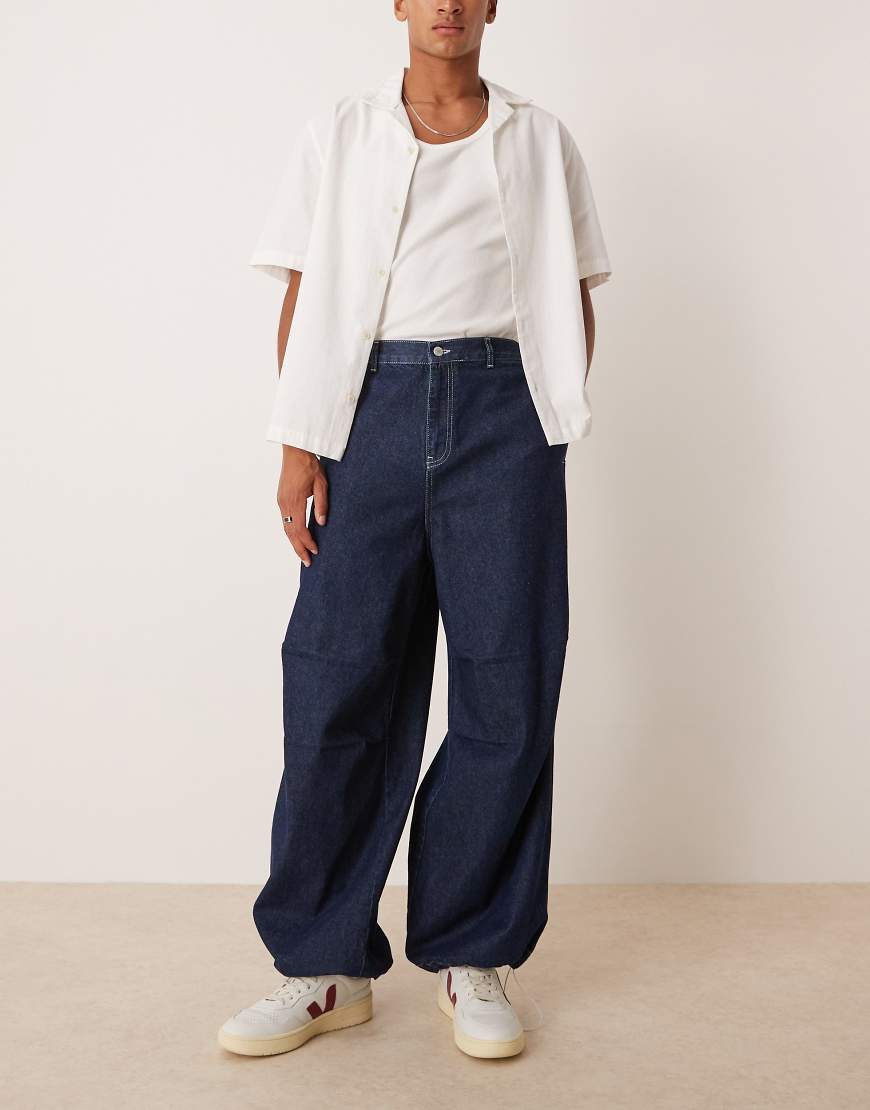ASOS DESIGN - Oversize-Parachute-Jeans in Roh-Waschung mit Kordelzug und Kontrastnähten-Blau von ASOS DESIGN