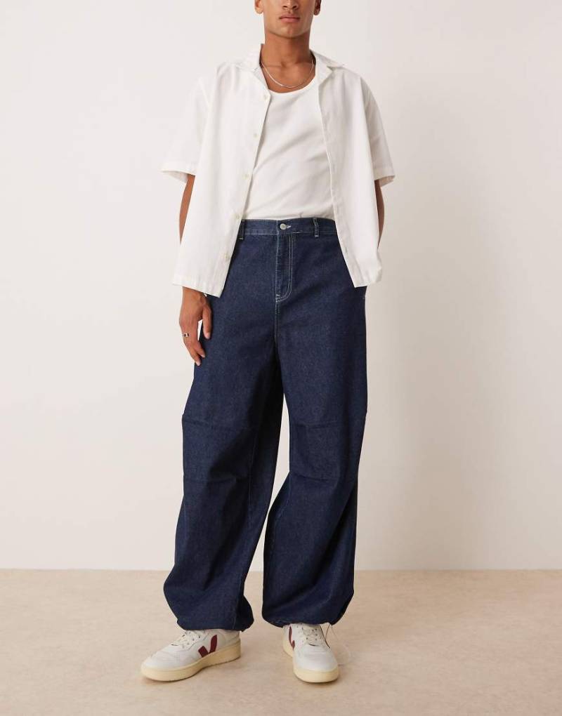 ASOS DESIGN - Oversize-Parachute-Jeans in Roh-Waschung mit Kordelzug und Kontrastnähten-Blau von ASOS DESIGN