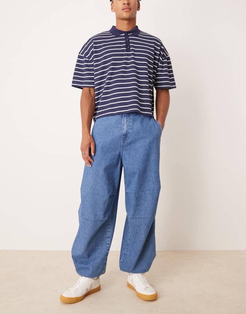 ASOS DESIGN - Oversize-Parachute-Jeans in mittelblauer Waschung mit Kordelzug und kontrastierenden Nähten von ASOS DESIGN