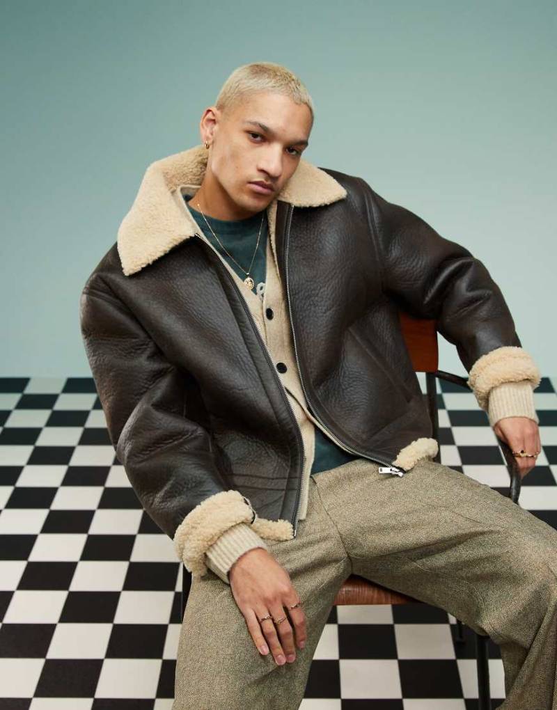 ASOS DESIGN - Oversize-Pilotenjacke aus Kunstleder in Braun mit kurzem Schnitt von ASOS DESIGN