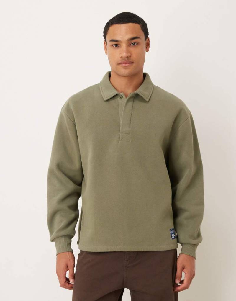 ASOS DESIGN - Oversize-Polo-Sweatshirt in Khaki mit Logoaufnäher aus Webstoff-Grün von ASOS DESIGN