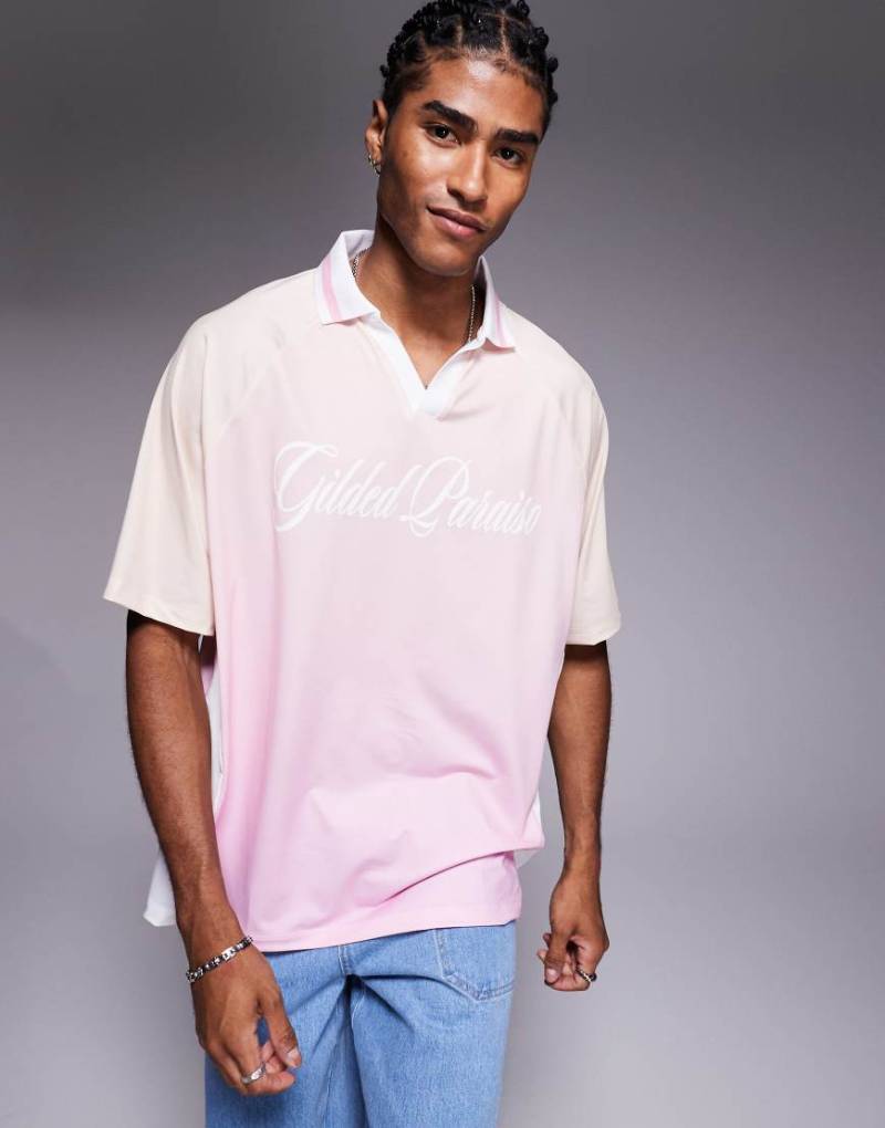 ASOS DESIGN - Oversize-Polohemd aus Funktionsstoff mit erhöhtem Text-Print, Farbverlauf und Seiteneinsätzen-Rosa von ASOS DESIGN