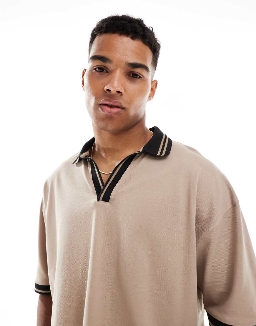 ASOS DESIGN - Oversize-Polohemd aus Pikee in Steinbeige mit Kontrastkragen und Saumdetail-Braun von ASOS DESIGN